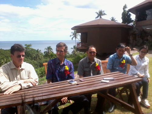  Picture of the press conference held at Tasikoki. From left to right Dr. Willie Smits, Ambassador Robert Blake, Head of the provincial planning agency Mr. Roring and Dr. Vicky Lumentut (Mayor of Manado) and at the far right the secretary of the Minahasa Utara district where Masarang’s Tasikoki is located, Sandra Moniaga. 